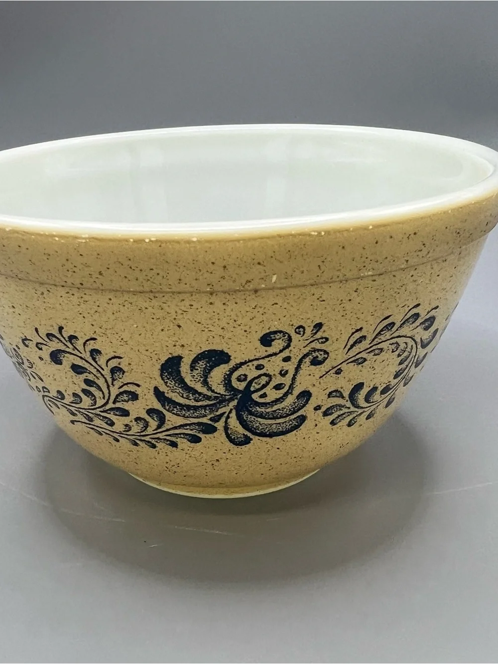 Vintage 70s Pyrex Homestead #401 Mixing Bowl 6in - 1.5 pt Tan w/ Blue Speckle